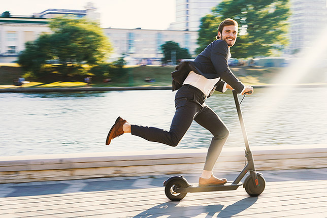 Mobilität: Wie Arbeitnehmer auf dem Weg zur Arbeit Steuern sparen können